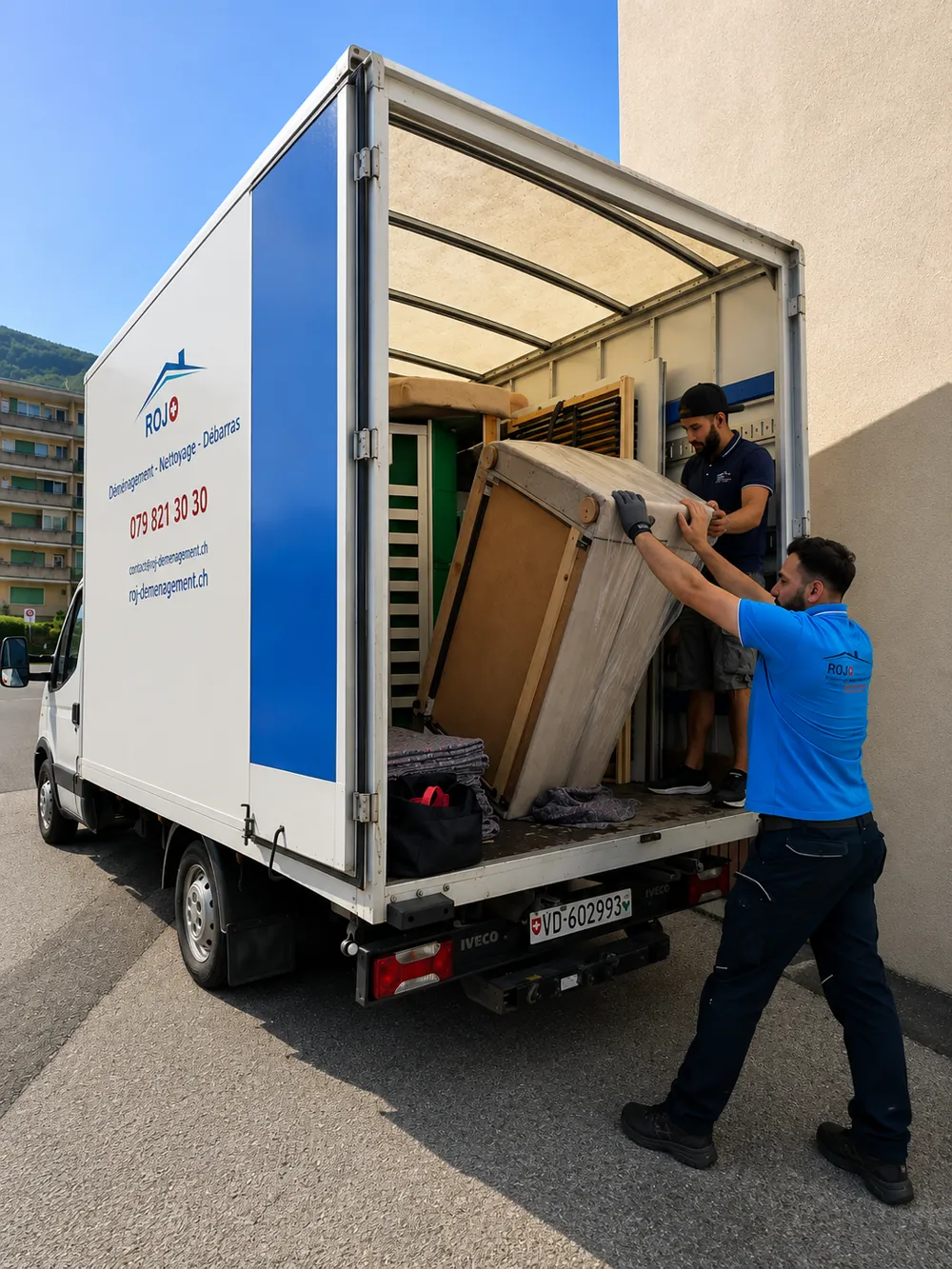 Chargement d'un matelas protégé à l'intérieur de la caisse