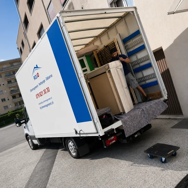 Camion de ROJ chargé dans une rue de village