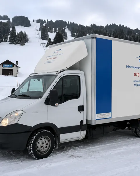 Camion de ROJ sur une route enneigée, en hiver