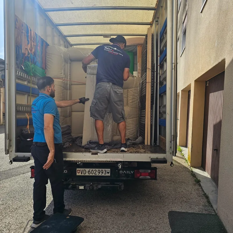Un déménageur cale le chargement à l'intérieur du camion