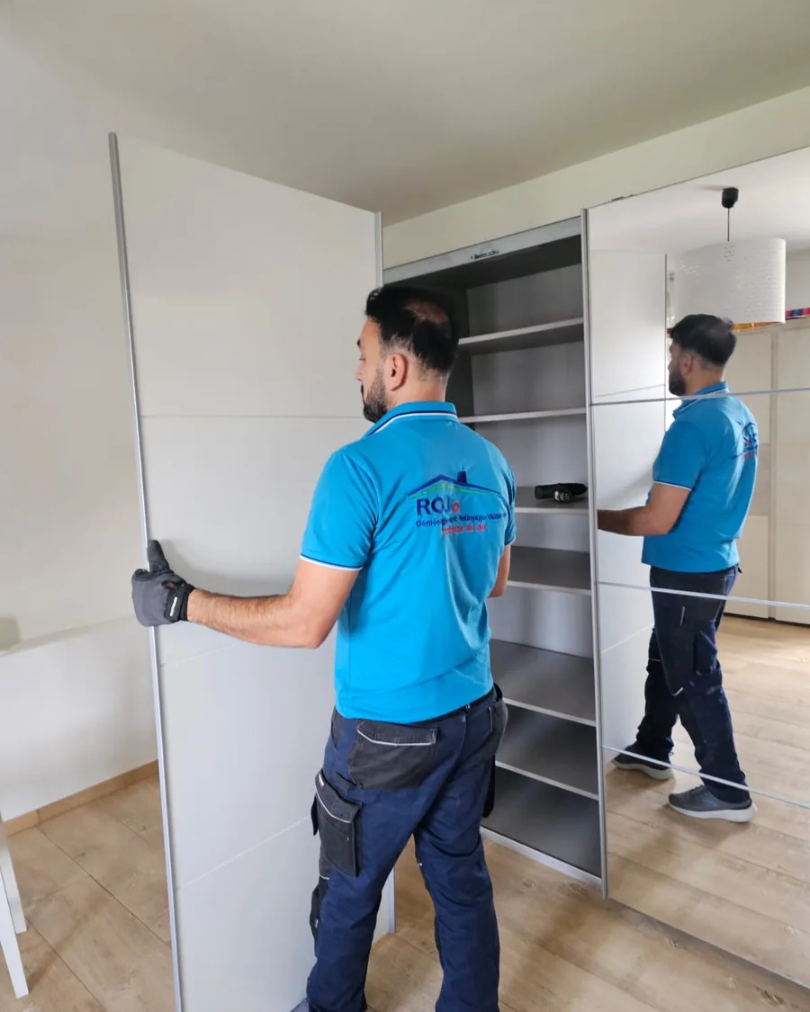 Montage d'une armoire dans le nouveau logement