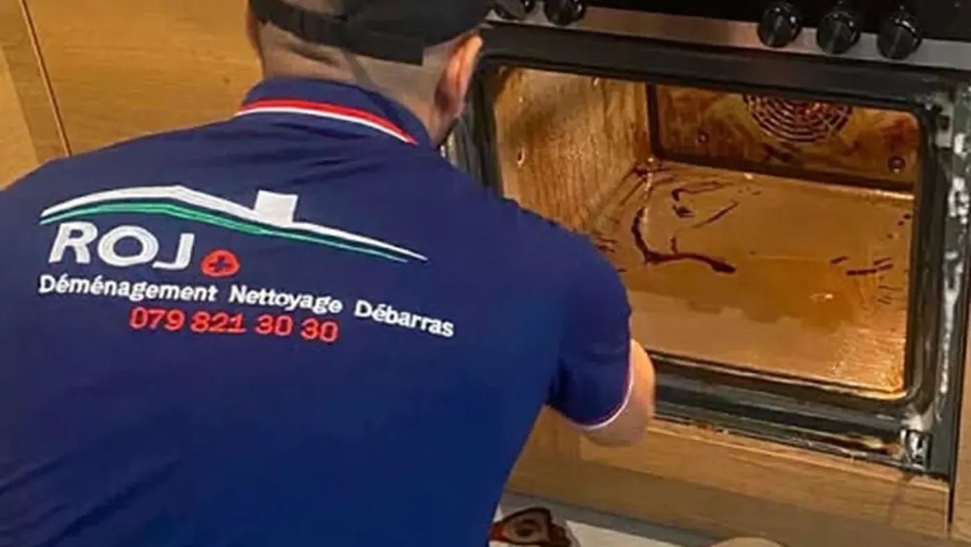Un agent de ROJ nettoie un four avant l'état des lieux