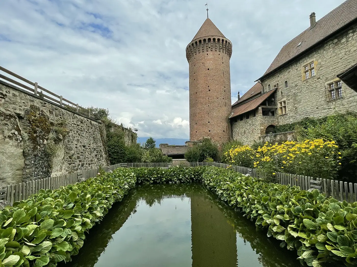La tour ronde du château de Chenaux à Estavayer-le-Lac, un jour de beau temps