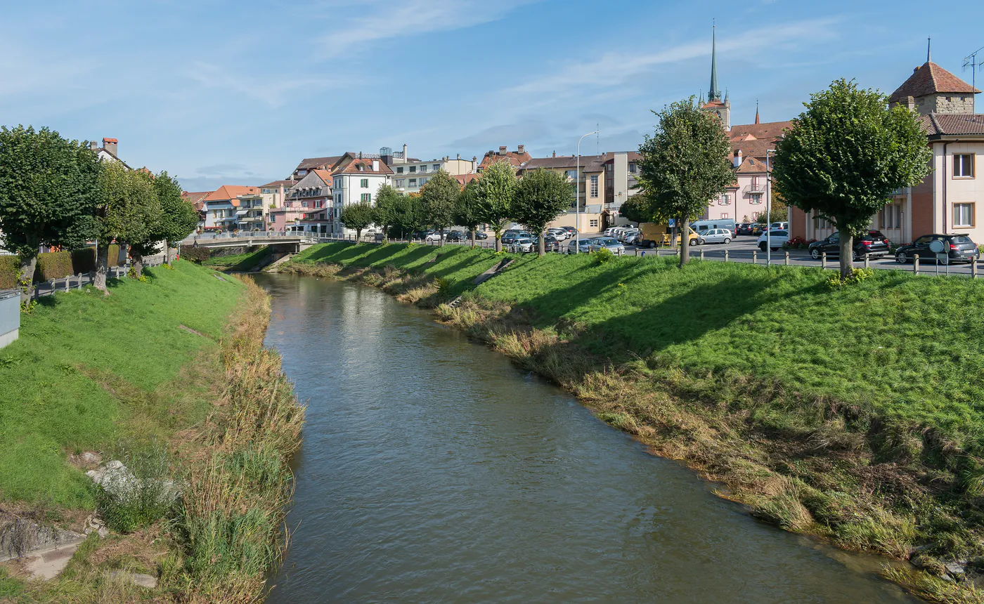 La Broye traverse Payerne, avec le clocher de l'abbatiale au fond