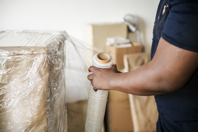demenageur-protege-meuble-avec-film-plastique