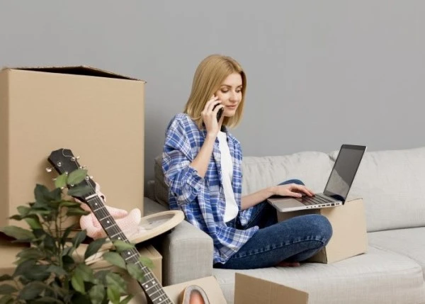 Une femme blonde appelle une entreprise de déménagement