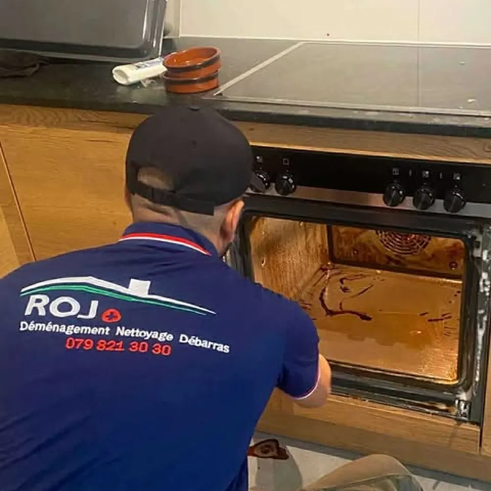Un agent de ROJ nettoie un four lors d'un nettoyage de fin de bail