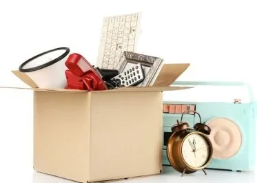Carton rempli d'objets à débarrasser