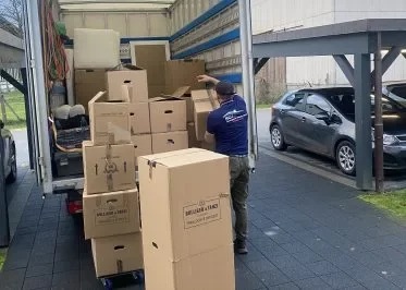 Déménageur charge des cartons - ROJ Déménagement